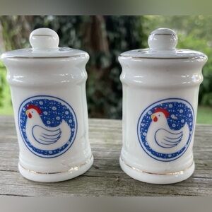 Vintage country Inn salt and pepper shaker set